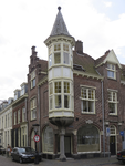 908693 Gezicht op het winkelhoekpand Achter St.-Pieter 17 te Utrecht, met rechts de Voetiusstraat.N.B. bouwjaar: ...